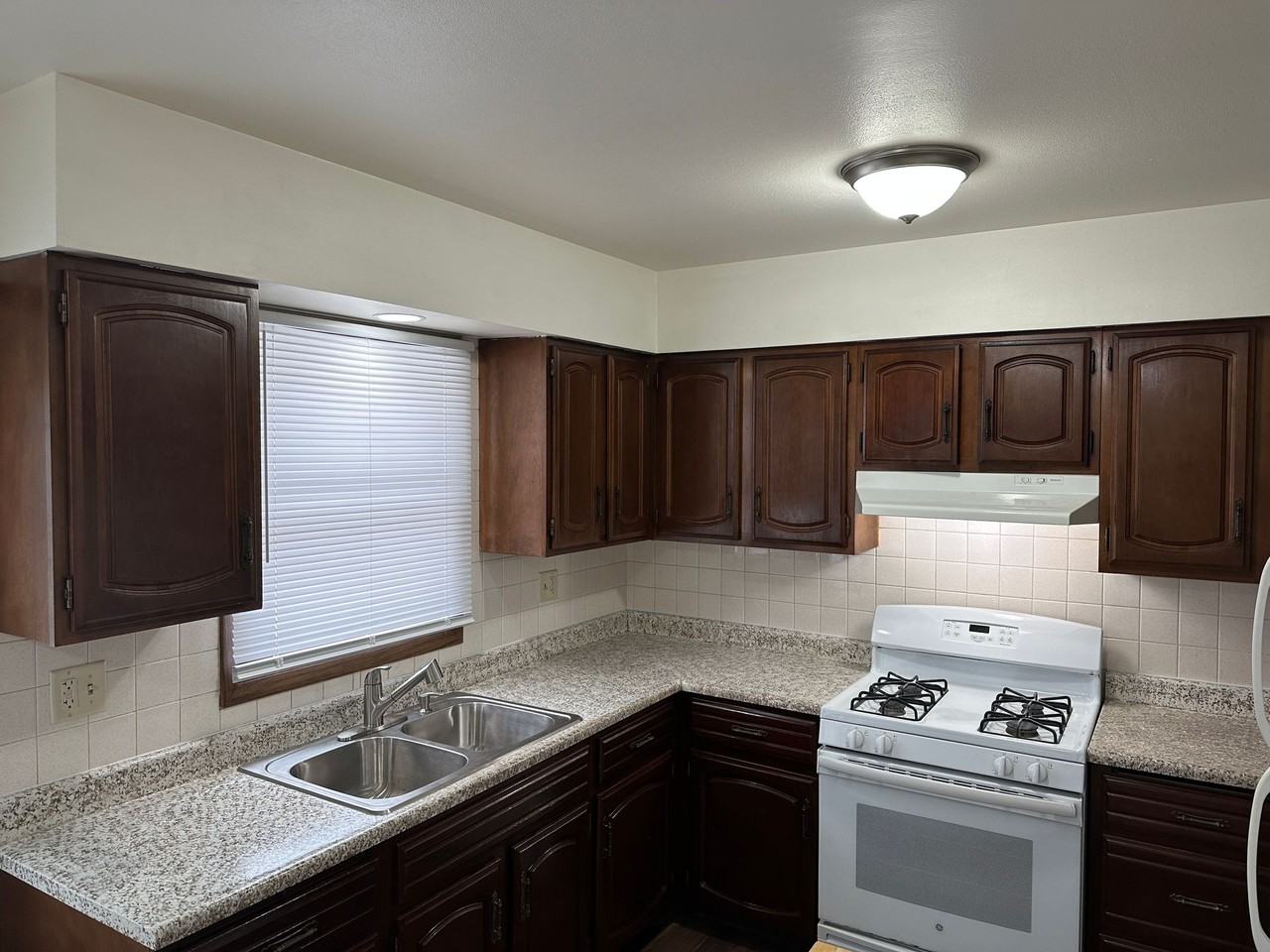 Large 2 bedroom townhomes with carport - Photo 7 of 20