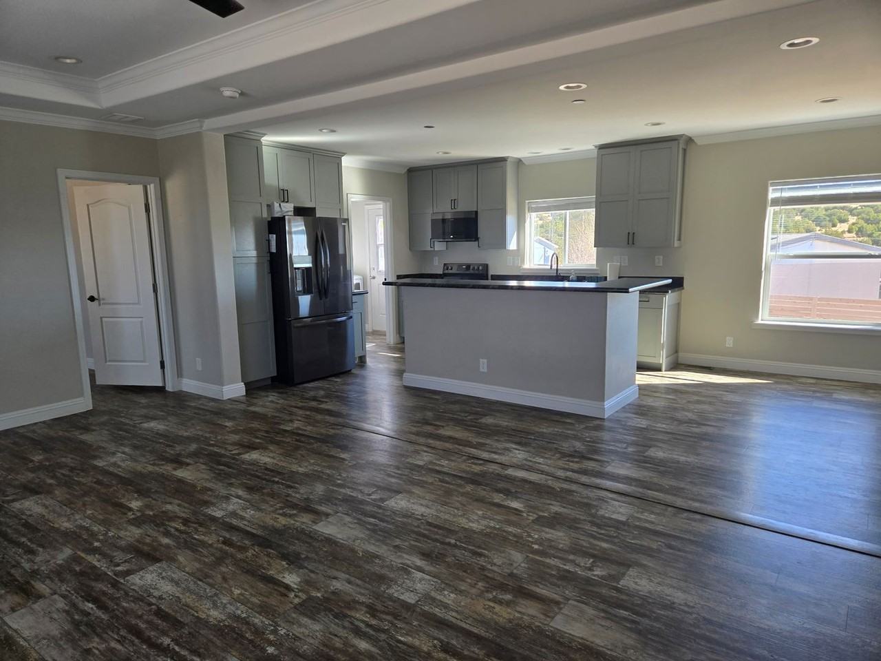 334 Manhattan Park Dr - Photo 2 of 10