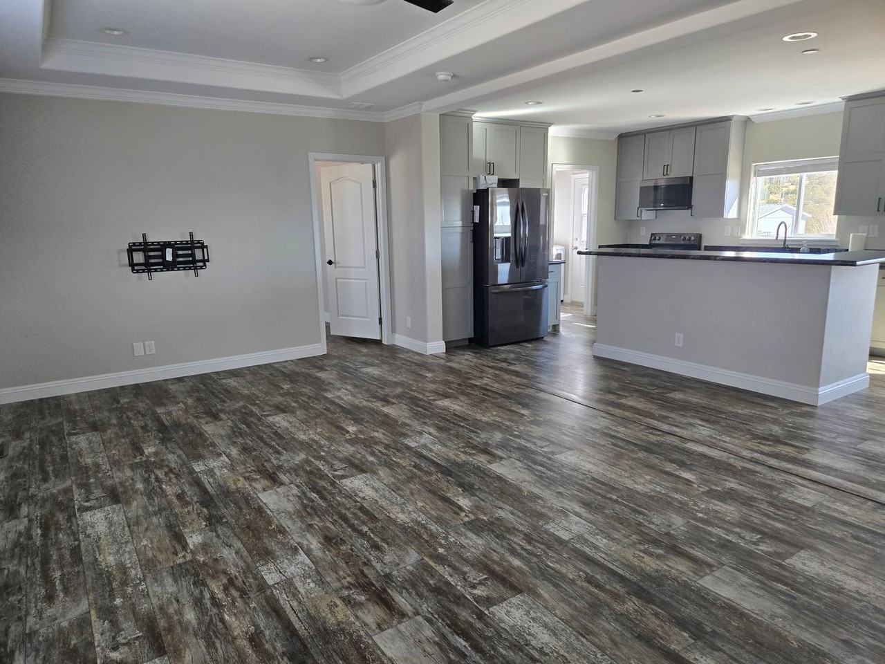 334 Manhattan Park Dr - Photo 3 of 10