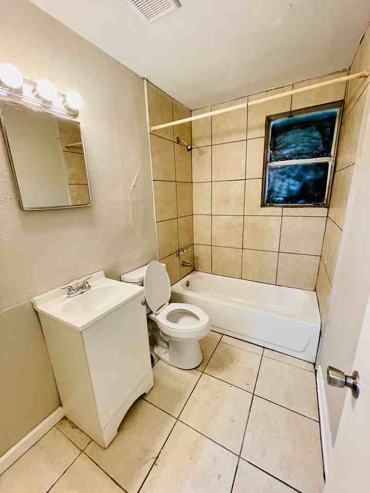 Silver Street Apartments - Photo 3 of 6