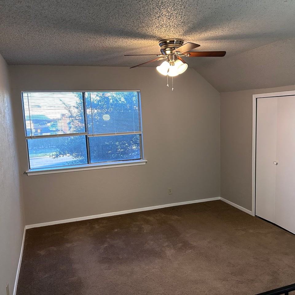 2414 W Abram St #W - Photo 7 of 9
