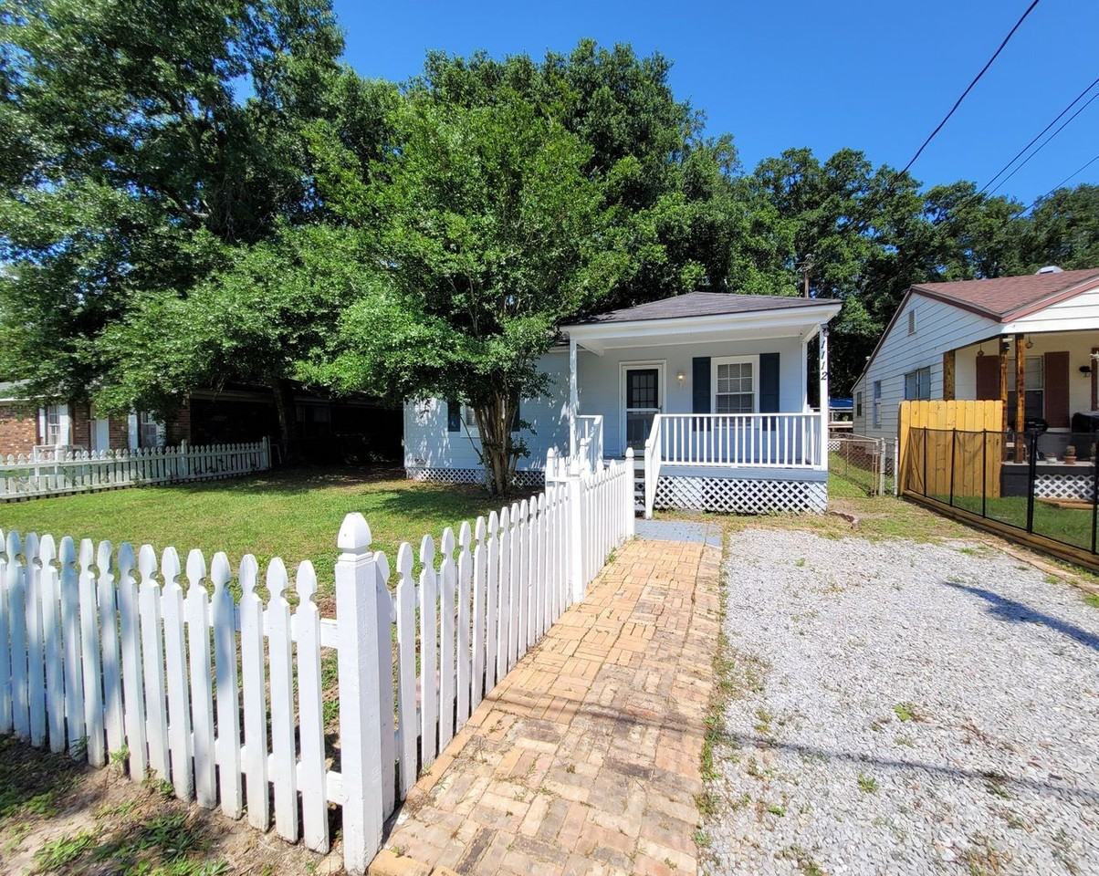 1112 Polk Ave - Photo 3 of 19