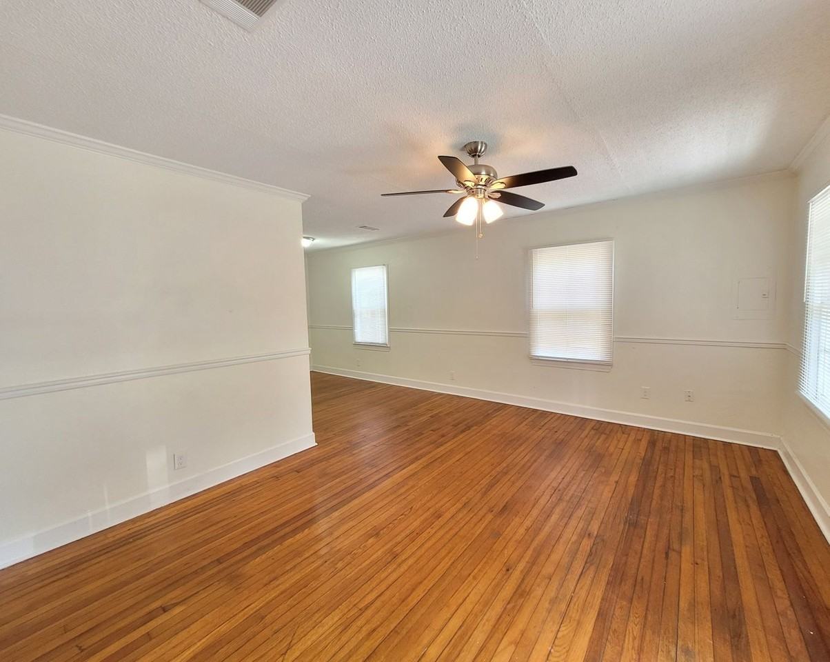 1112 Polk Ave - Photo 5 of 19