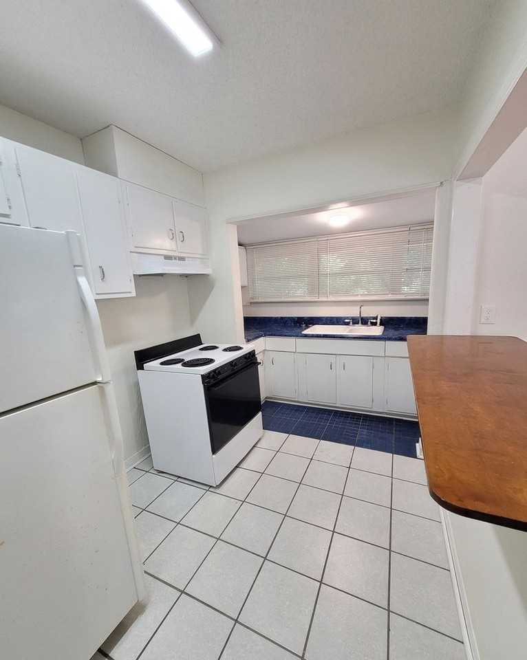 1112 Polk Ave - Photo 7 of 19