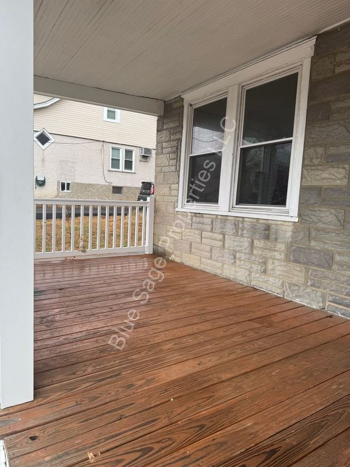 921 Langley St - Photo 3 of 22