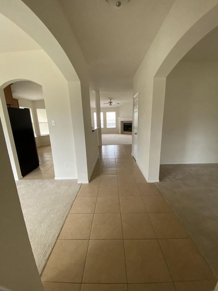 2604 Laguna Dr - Photo 2 of 25