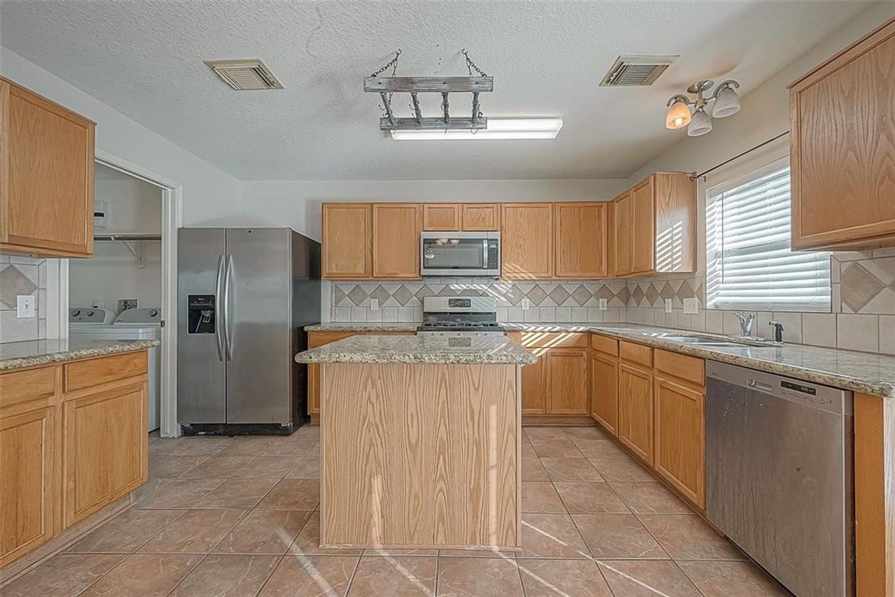 6835 Brighton Hill Ln - Photo 4 of 32