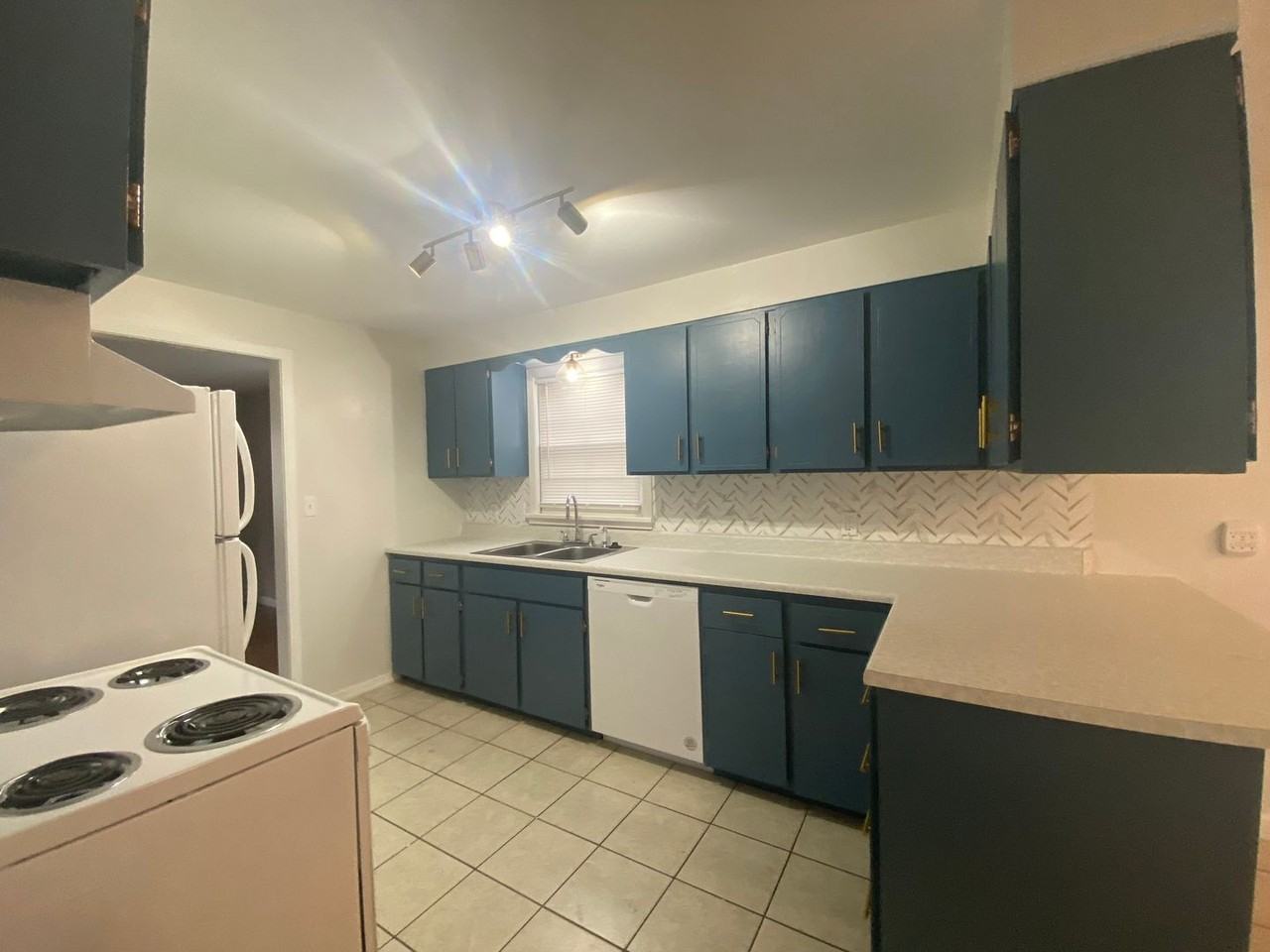 3703 W Rockwell Ave - Photo 6 of 45