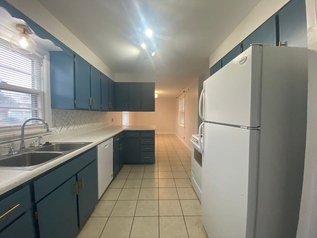 3703 W Rockwell Ave - Photo 7 of 45