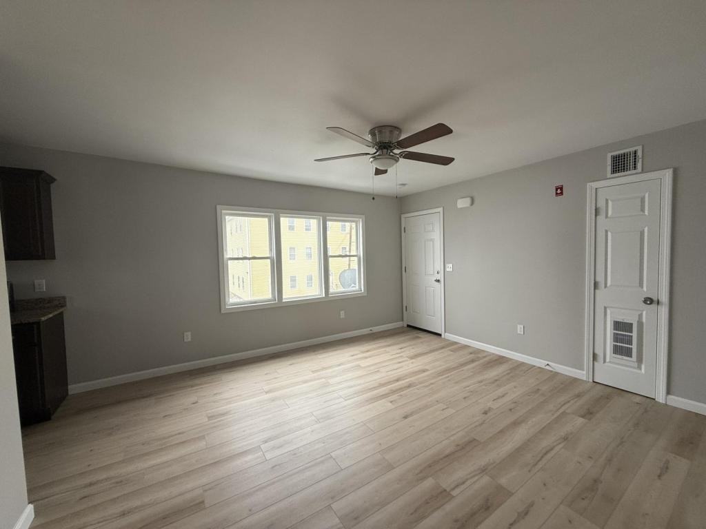 223 Davis St - Photo 5 of 6