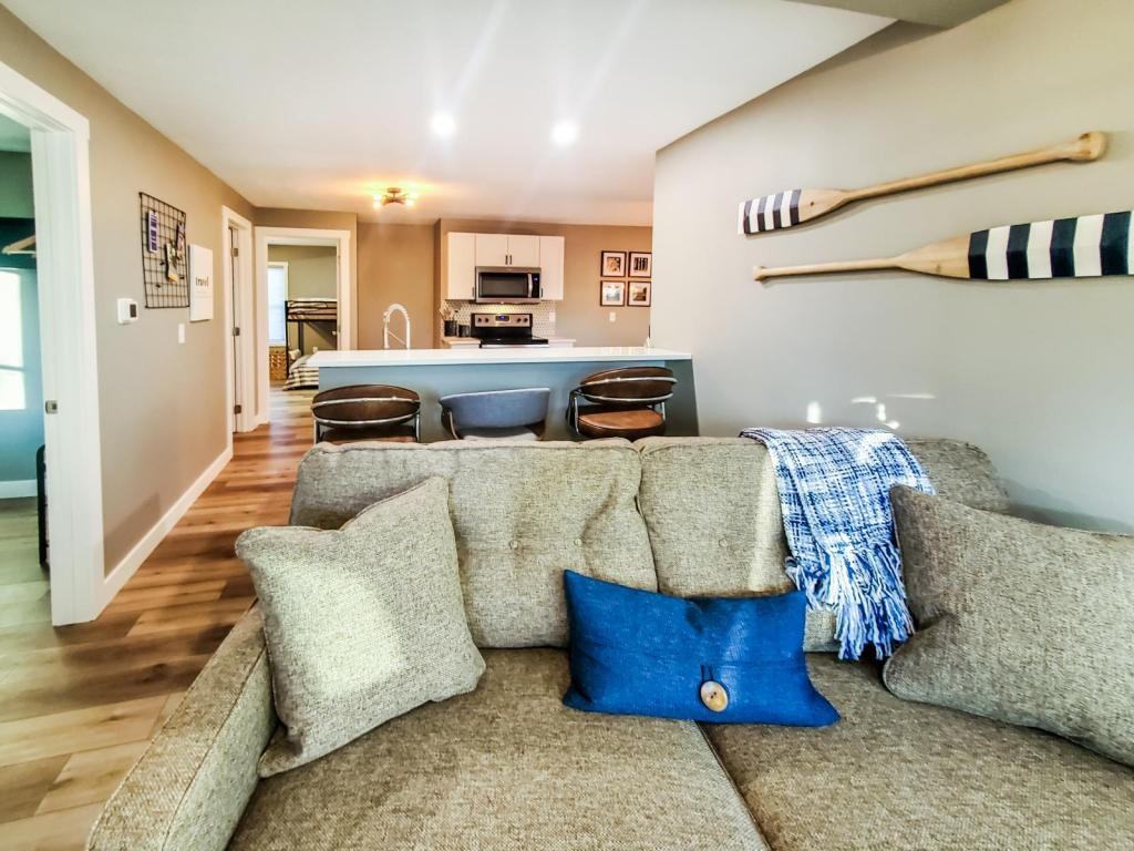 435 Lincoln Avenue - Photo 3 of 14