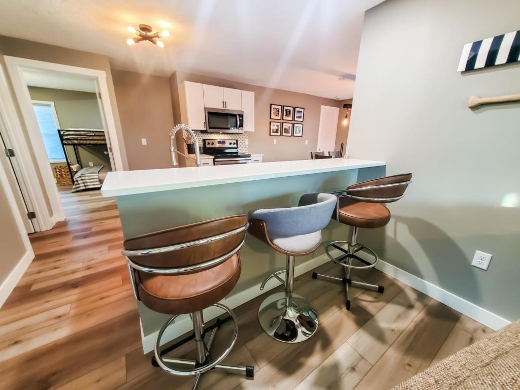 435 Lincoln Avenue - Photo 4 of 14