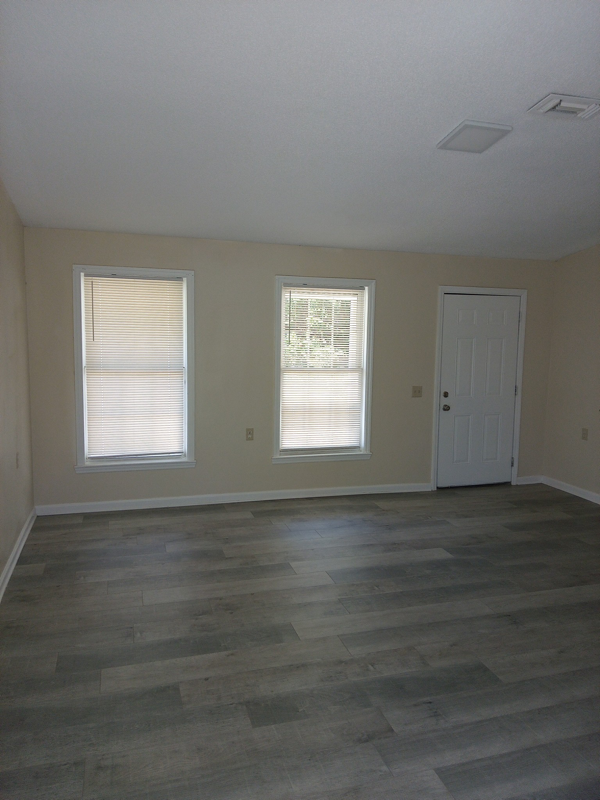 1314 Mobile Ave - Photo 3 of 15