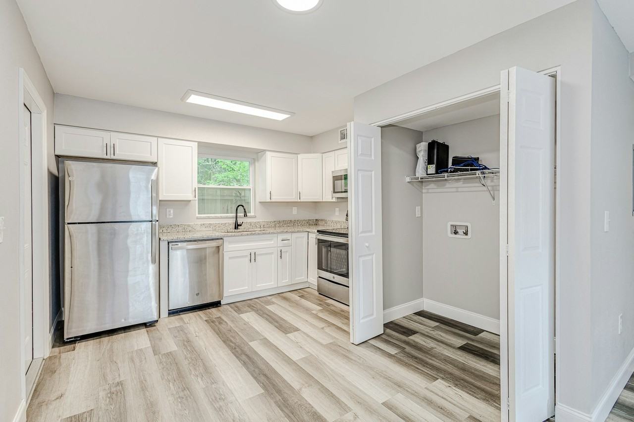 8725 North 50th Street, Unit H - Photo 3 of 12