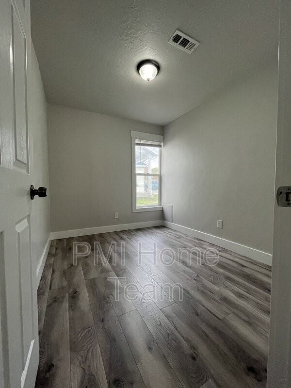 880 2nd St - Photo 2 of 14