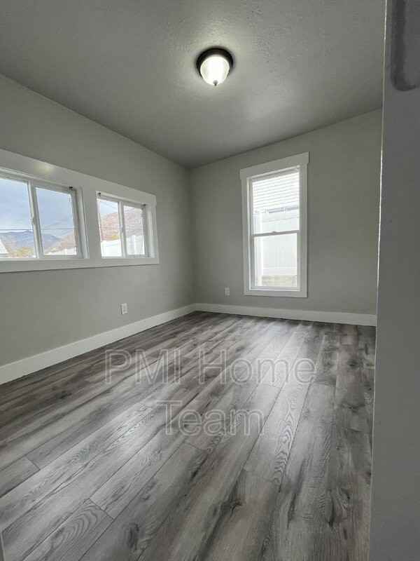 880 2nd St - Photo 3 of 14