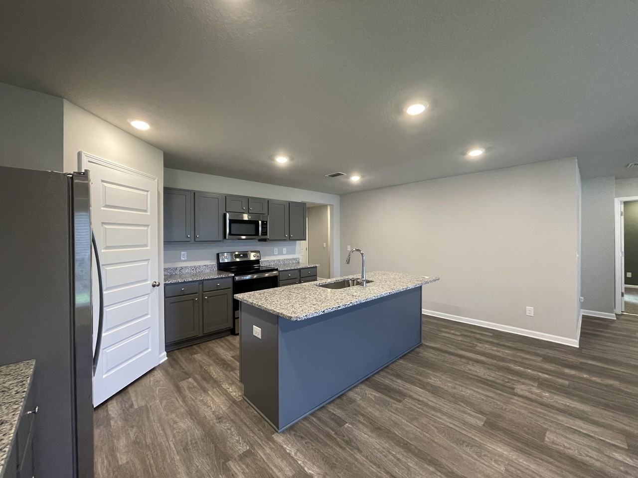 1068 Burlington Pass Dr - Photo 3 of 17