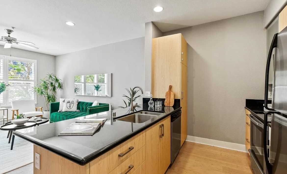 2030 N Pacific Ave - Photo 2 of 6