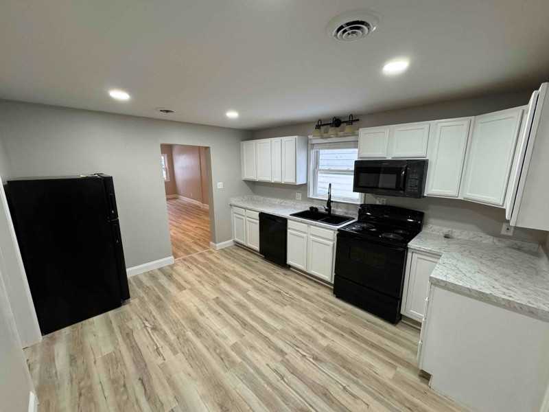 311 E South H St - Photo 3 of 12