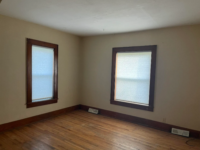 419 E Broad St - Photo 2 of 14