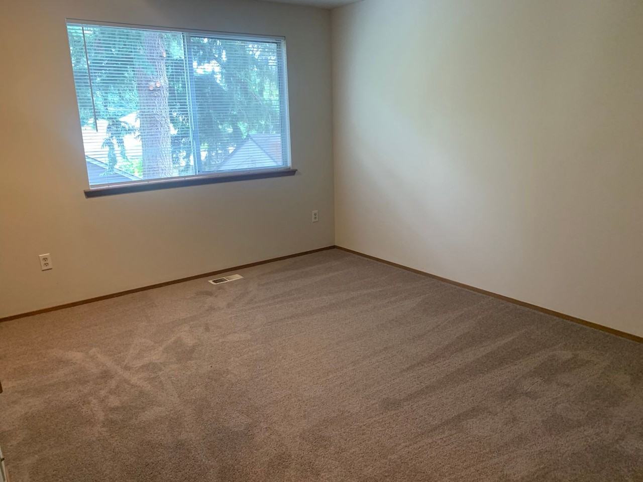 11526 30th Ave Ne - Photo 4 of 11