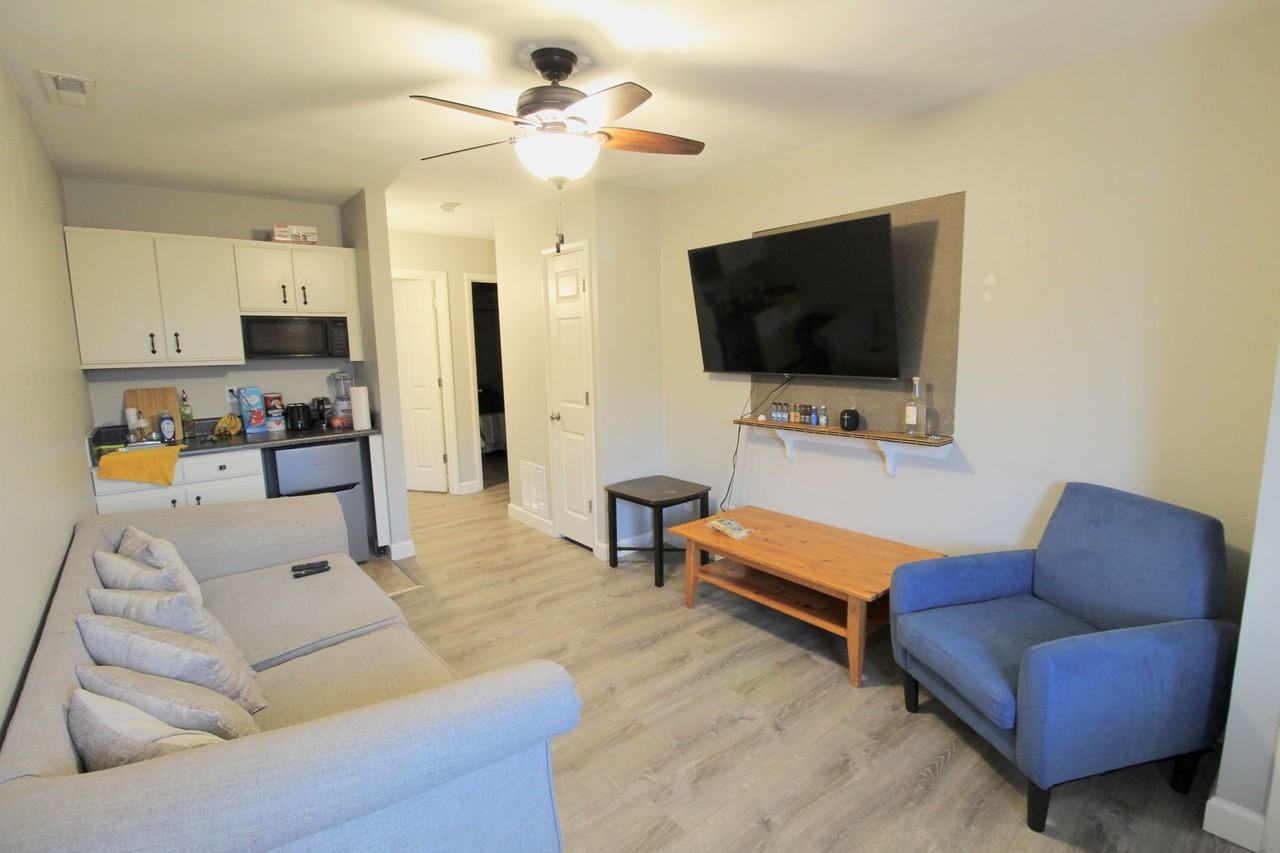 1372 Bradley Dr - Photo 5 of 19