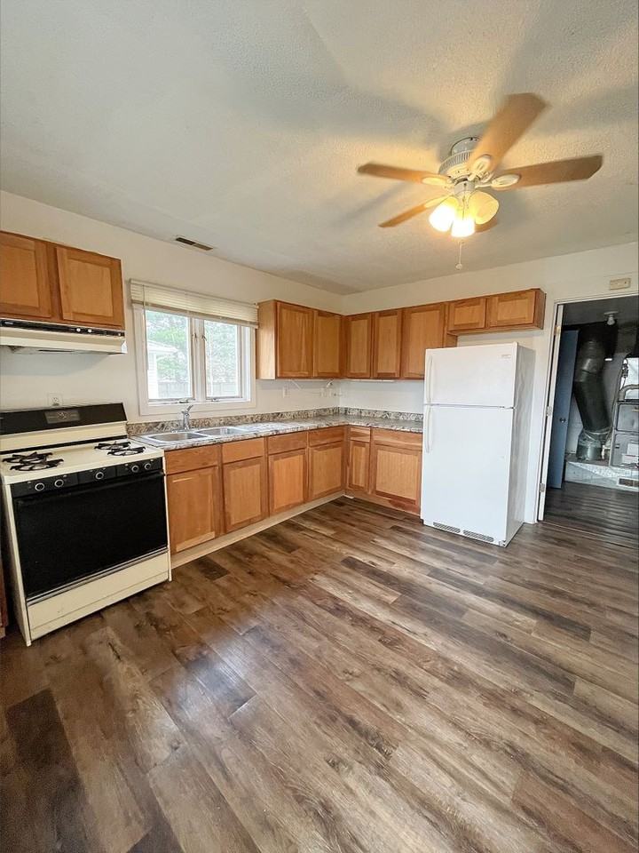 525 Evans St - Photo 2 of 12