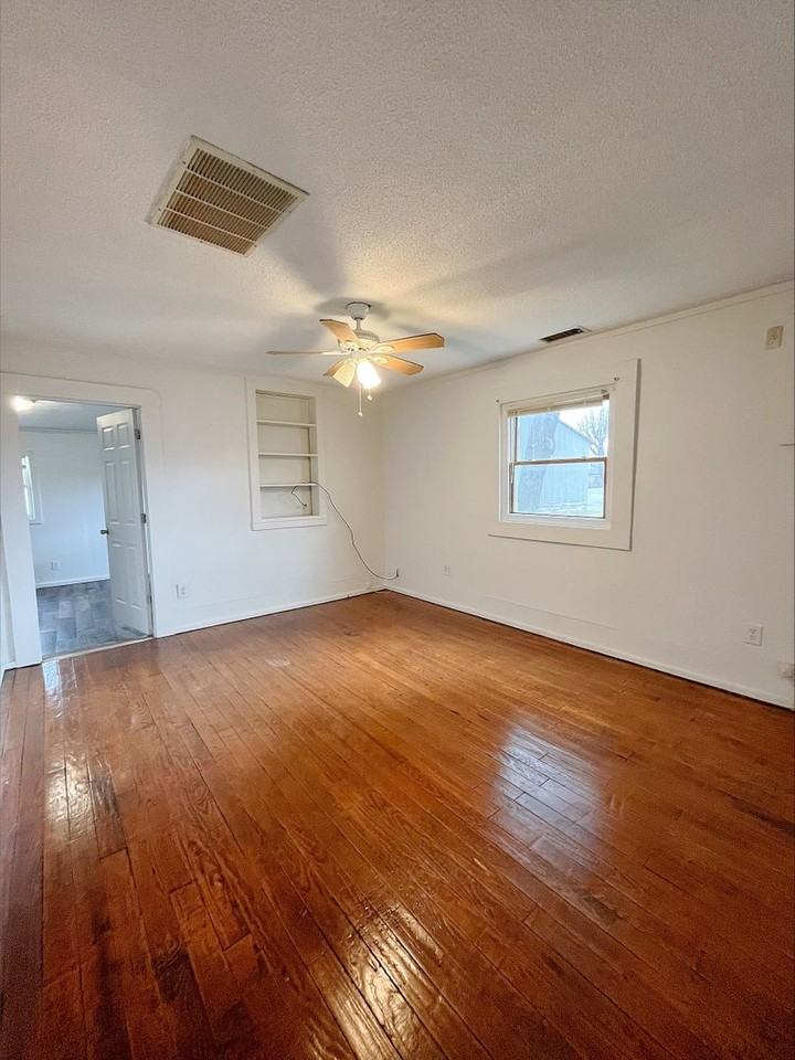 525 Evans St - Photo 3 of 12