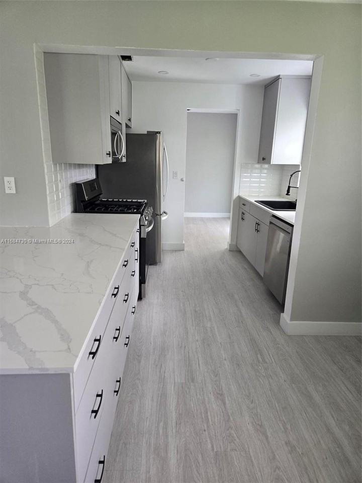 12330 Sw 31st St - Photo 3 of 8