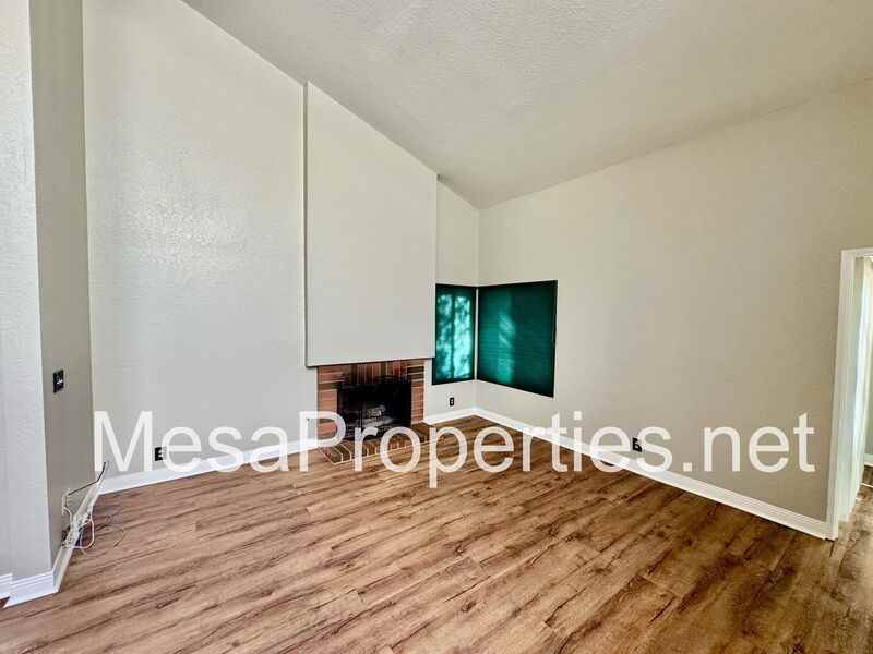 1502 Webster Ave - Photo 4 of 24