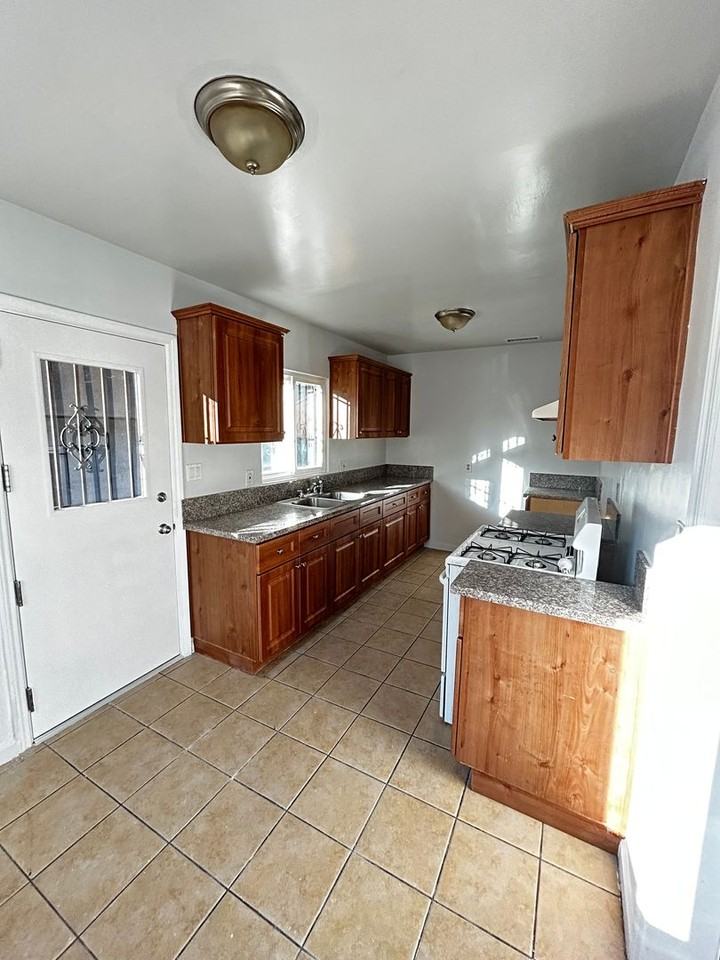 10231 Darby Ave - Photo 2 of 28