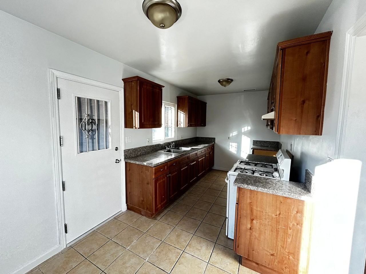 10231 Darby Ave - Photo 4 of 28