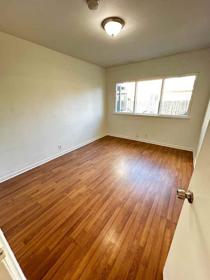 10231 Darby Ave - Photo 5 of 28