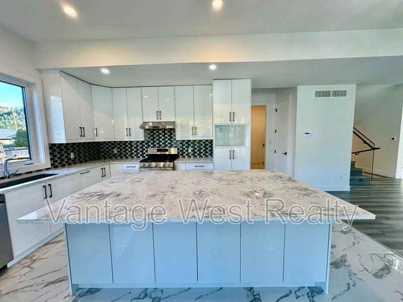 474 Snowsell St N - Photo 3 of 50