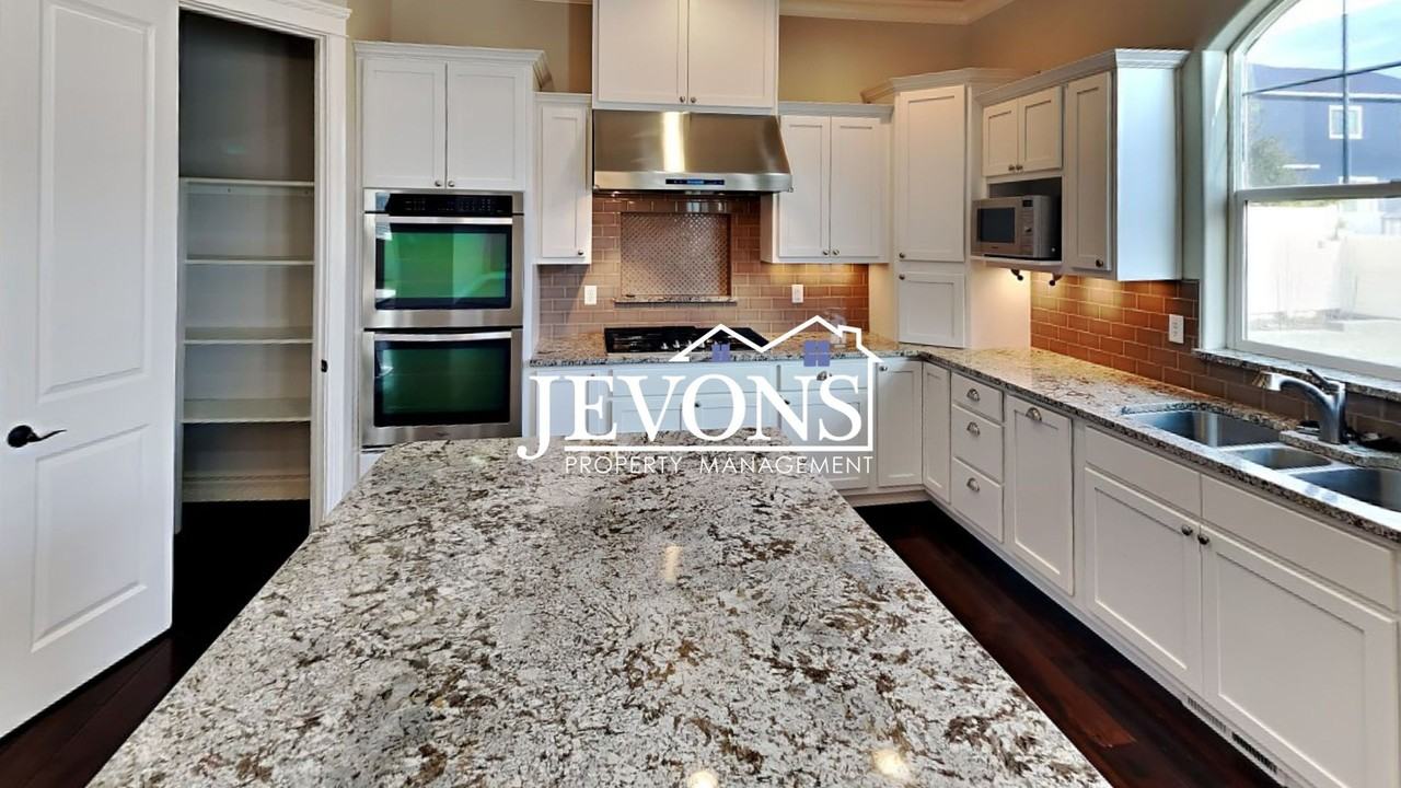 2201 S 75th Ave - Photo 5 of 50