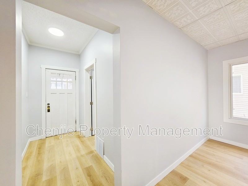 11529 82 St Nw - Photo 2 of 31