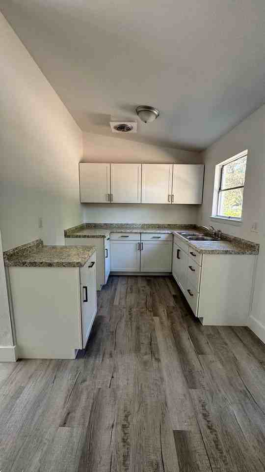 608 Manchester Rd - Photo 3 of 12