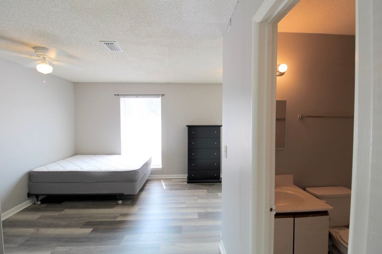 1348 Hunters Rd Apt G - Photo 3 of 19