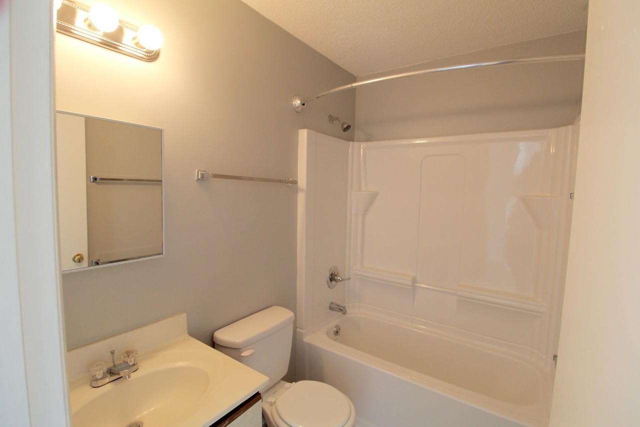 1348 Hunters Rd Apt G - Photo 4 of 19
