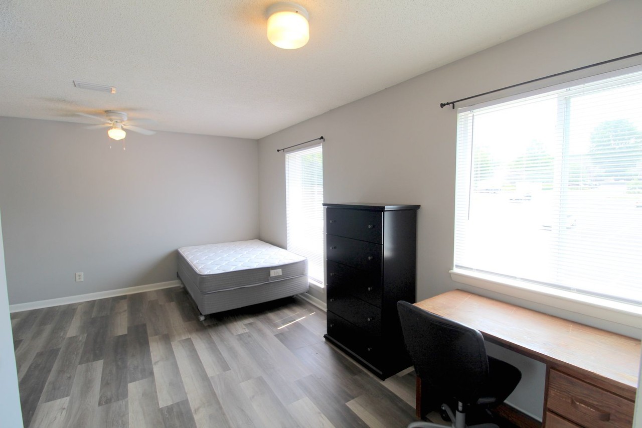 1348 Hunters Rd Apt G - Photo 6 of 19