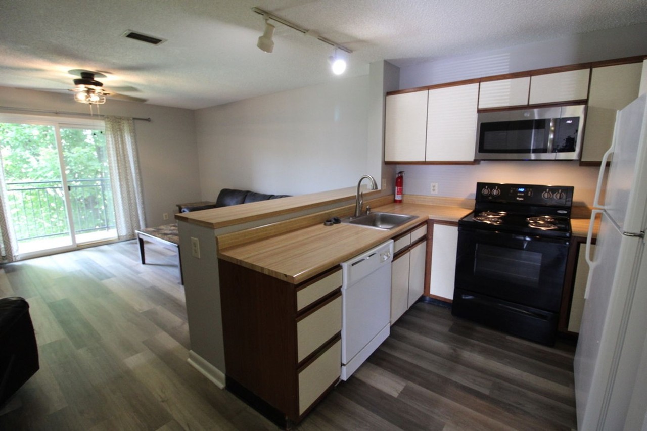 1348 Hunters Rd Apt G - Photo 7 of 19