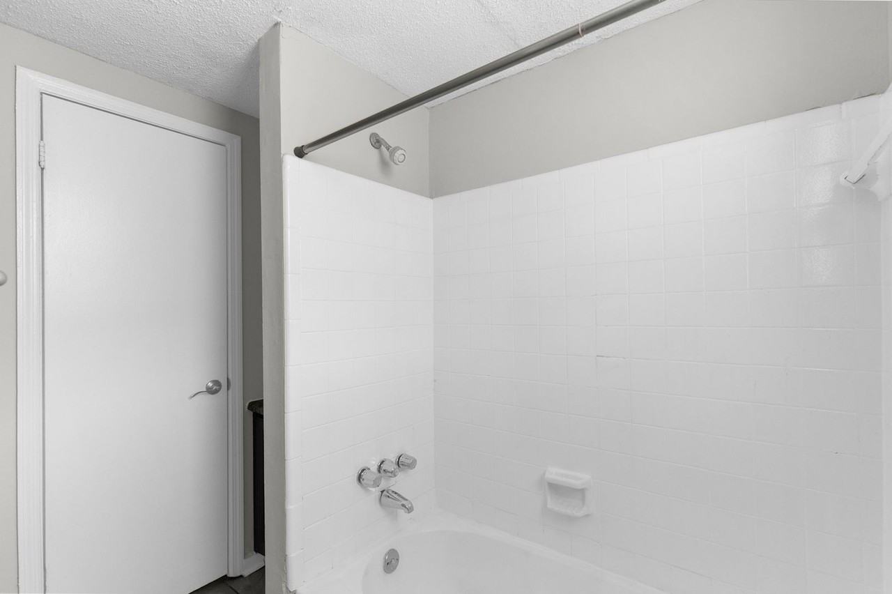 McCormic II Apartments - Photo 3 of 16