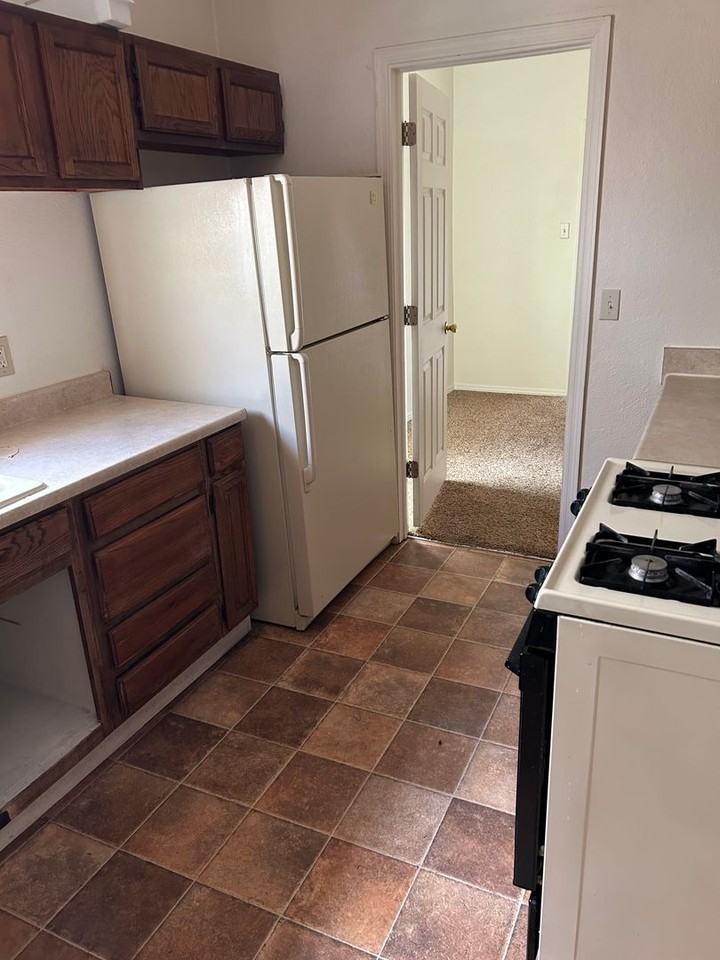 1923 W 2nd St - Photo 6 of 9