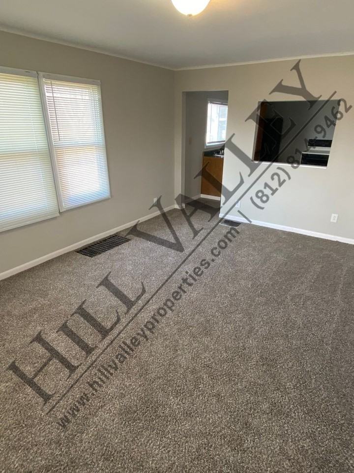 1040 E Springhill Dr - Photo 3 of 8