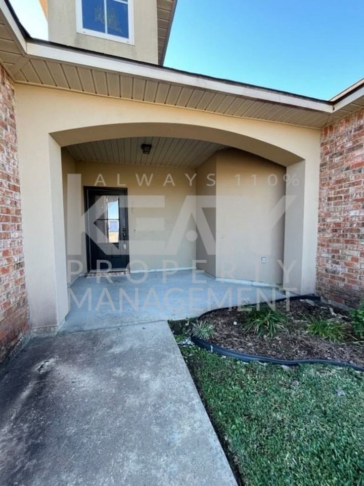 214 Golden Lake Dr - Photo 2 of 17