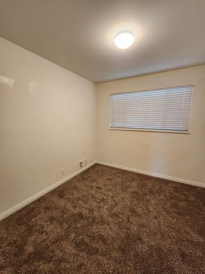 3694 S Bishop St - Photo 7 of 17