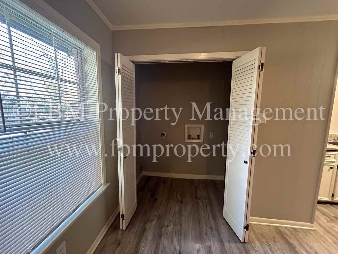 348 Wesley Dr - Photo 4 of 19