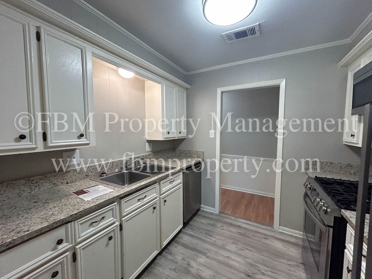 348 Wesley Dr - Photo 5 of 19