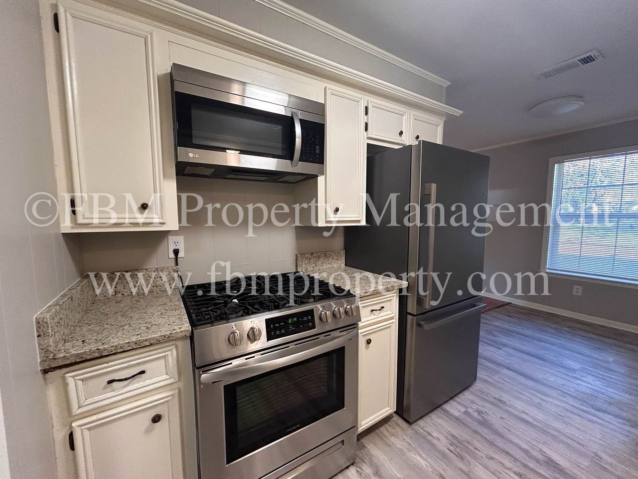 348 Wesley Dr - Photo 6 of 19