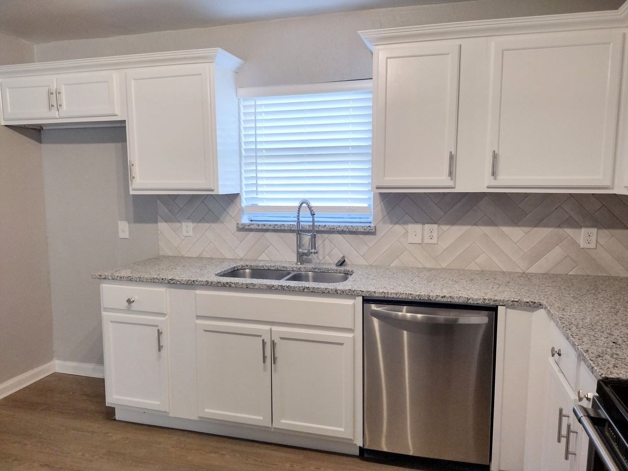 1047 Poinsettia - Photo 2 of 22